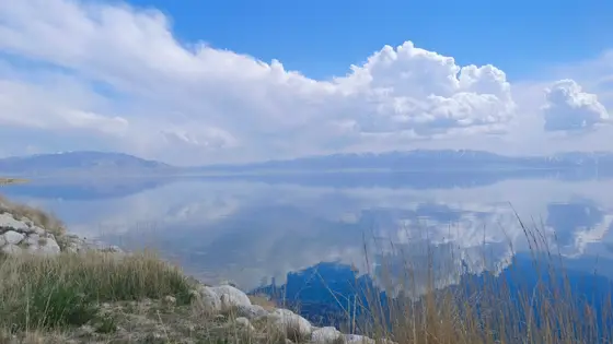 天光云影共徘徊，镜湖如练铺山前。  
云是天边的诗，水是山影的眠。  
风掠过草尖，带走半句未完的蓝。