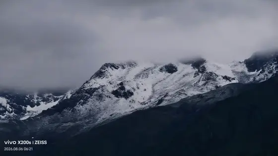 雪峰半掩云雾中,黑岩斑驳似墨浓。
白雪皑皑覆山脊,天地一色入画中。