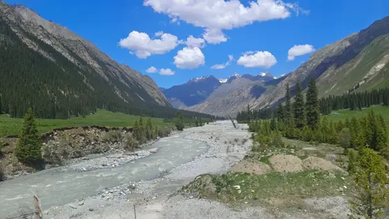 云在青山间漫步，溪水在石上低吟。雪峰在天际静默，松涛在风里歌唱。这片山谷，是光与影写下的诗行。