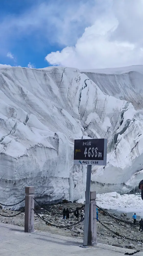 冰川凝固了亿万年的呼吸，在4688米的高度与苍穹对望。  
裂隙间流淌着时间的刻痕，每一寸蓝白都是天空坠落的梦境。  
铁链轻摇，如同风在翻阅这部雪写的史诗，而人类的足迹，只是其中悄然添上的一行注脚。