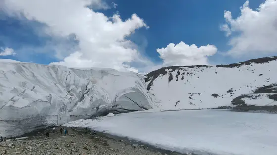 万年冰川如沉睡的银龙，静卧在苍穹之下。冰舌轻触碧蓝湖心，激起千年的回响。云影徘徊，映照着人间渺小的身影。在这里，时间随冰雪流转，凝固成永恒的洁白。