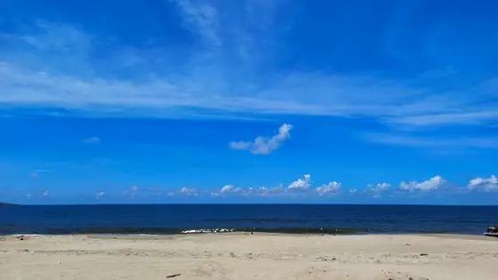 天空用湛蓝铺开无尽的信笺，云朵是信上慵懒的笔触。海与沙在这里轻轻接壤，让风浪的每一次呼吸都染上咸涩的诗意。远处的海平面像一道温柔的界限，分隔着天的幽静与海的深邃。而近处的浪花正一遍遍书写着光阴的故事，仿佛在低语：所有辽阔，都源于此刻的相遇。